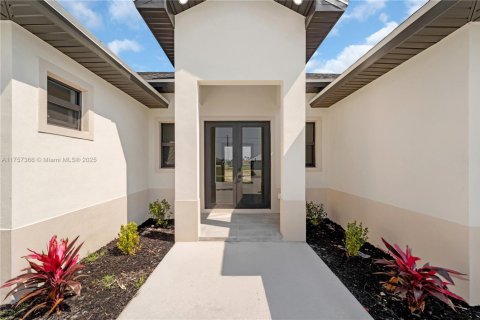 House in Cape Coral, Florida 4 bedrooms № 1860254 - photo 3