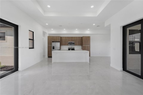 House in Cape Coral, Florida 4 bedrooms № 1860254 - photo 6
