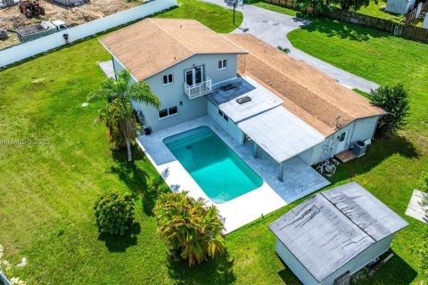 House in Miami, Florida 4 bedrooms, 240.52 sq.m. № 1968167 - photo 5
