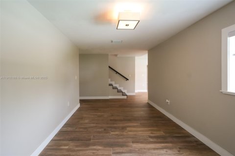 House in Miami, Florida 4 bedrooms, 240.52 sq.m. № 1968167 - photo 24