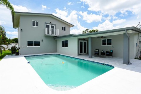 House in Miami, Florida 4 bedrooms, 240.52 sq.m. № 1968167 - photo 10