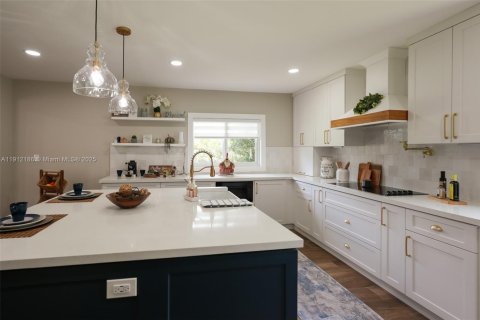 House in Miami, Florida 4 bedrooms, 240.52 sq.m. № 1968167 - photo 19