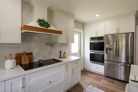 House in Miami, Florida 4 bedrooms, 240.52 sq.m. № 1968167 - photo 17