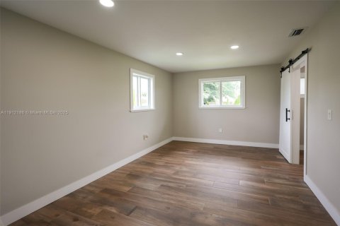 House in Miami, Florida 4 bedrooms, 240.52 sq.m. № 1968167 - photo 27