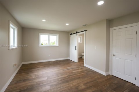 House in Miami, Florida 4 bedrooms, 240.52 sq.m. № 1968167 - photo 30