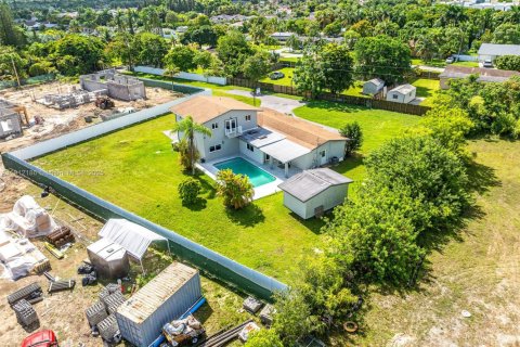 House in Miami, Florida 4 bedrooms, 240.52 sq.m. № 1968167 - photo 8