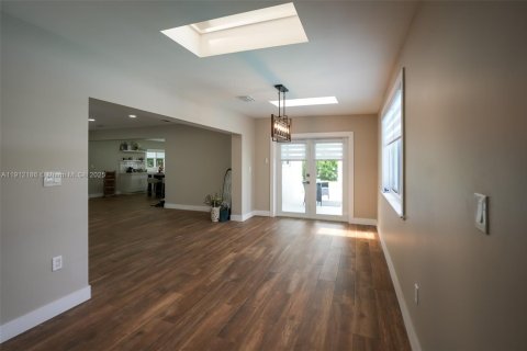 House in Miami, Florida 4 bedrooms, 240.52 sq.m. № 1968167 - photo 22