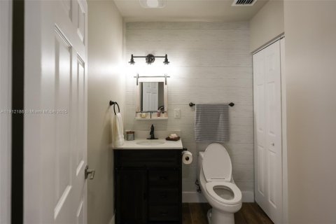 House in Miami, Florida 4 bedrooms, 240.52 sq.m. № 1968167 - photo 20