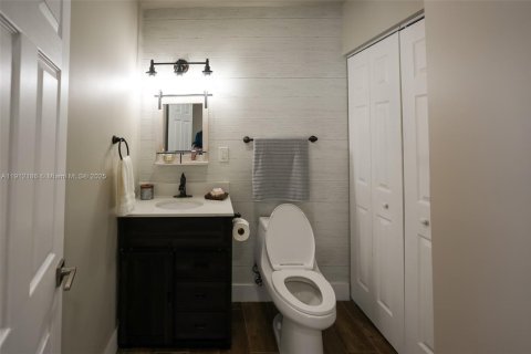 House in Miami, Florida 4 bedrooms, 240.52 sq.m. № 1968167 - photo 21