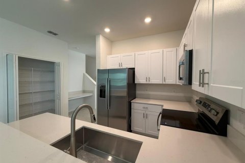Townhouse in San Antonio, Florida 3 bedrooms, 166.02 sq.m. № 1909400 - photo 20