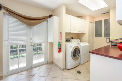 Commercial property in Hollywood, Florida № 1860677 - photo 8