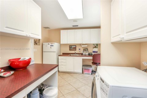 Commercial property in Hollywood, Florida № 1860677 - photo 9