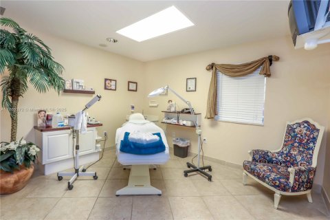 Commercial property in Hollywood, Florida № 1860677 - photo 13
