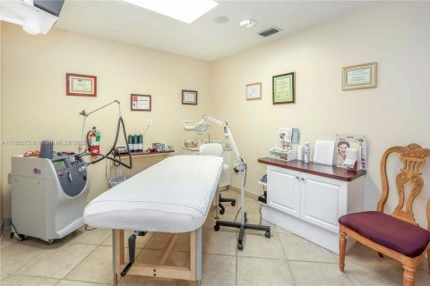 Commercial property in Hollywood, Florida № 1860677 - photo 11