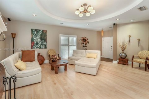 Commercial property in Hollywood, Florida № 1860677 - photo 16