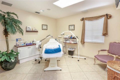 Commercial property in Hollywood, Florida № 1860677 - photo 10