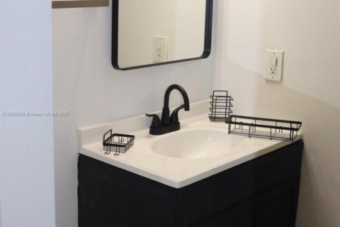 Снять в аренду коммерческую недвижимость в Хайалиа, Флорида 1 спальня, 204.2м2, № 1955500 - фото 11
