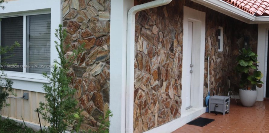 Коммерческая недвижимость в Хайалиа, Флорида 1 спальня, 204.2м2 № 1955500