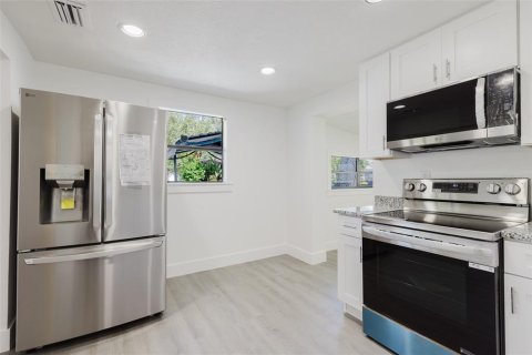 House in Tampa, Florida 4 bedrooms, 138.61 sq.m. № 1797940 - photo 9