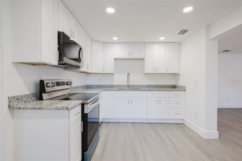 House in Tampa, Florida 4 bedrooms, 138.61 sq.m. № 1797940 - photo 7