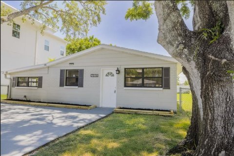 House in Tampa, Florida 4 bedrooms, 138.61 sq.m. № 1797940 - photo 1