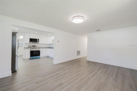 House in Tampa, Florida 4 bedrooms, 138.61 sq.m. № 1797940 - photo 3