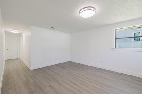 House in Tampa, Florida 4 bedrooms, 138.61 sq.m. № 1797940 - photo 2