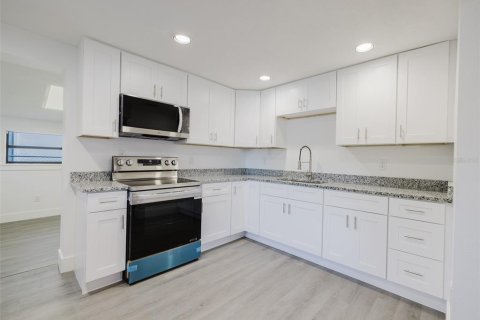 House in Tampa, Florida 4 bedrooms, 138.61 sq.m. № 1797940 - photo 8