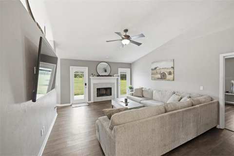 House in Trenton, Florida 5 bedrooms, 211.72 sq.m. № 2136402 - photo 18
