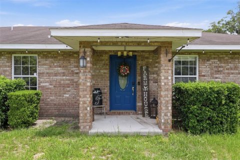 House in Trenton, Florida 5 bedrooms, 211.72 sq.m. № 2136402 - photo 10