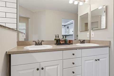 House in Trenton, Florida 5 bedrooms, 211.72 sq.m. № 2136402 - photo 7