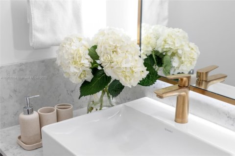 Condo in Miami, Florida, 2 bedrooms  № 2018791 - photo 29