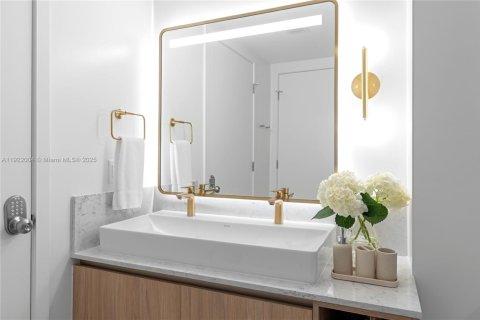 Condo in Miami, Florida, 2 bedrooms  № 2018791 - photo 17