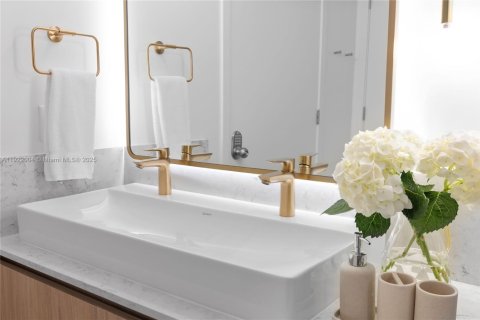 Condo in Miami, Florida, 2 bedrooms  № 2018791 - photo 18