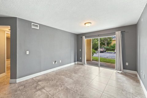 Condo in West Palm Beach, Florida, 2 bedrooms  № 2370625 - photo 8
