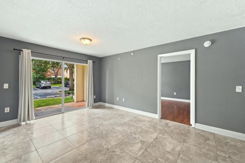 Condo in West Palm Beach, Florida, 2 bedrooms  № 2370625 - photo 5