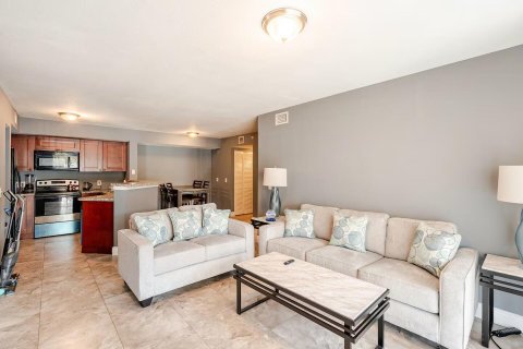 Condo in West Palm Beach, Florida, 2 bedrooms  № 2370625 - photo 10