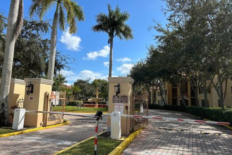 Condo in West Palm Beach, Florida, 2 bedrooms  № 2370625 - photo 2