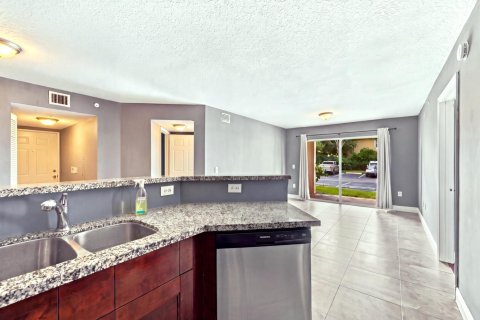 Condo in West Palm Beach, Florida, 2 bedrooms  № 2370625 - photo 13