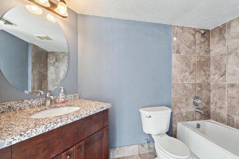 Condo in West Palm Beach, Florida, 2 bedrooms  № 2370625 - photo 18