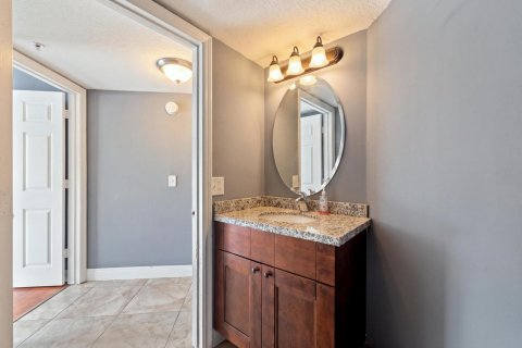 Condo in West Palm Beach, Florida, 2 bedrooms  № 2370625 - photo 17