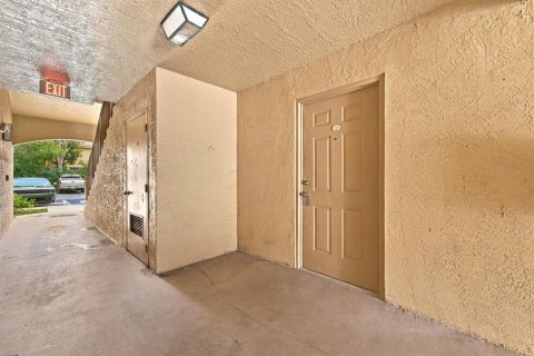 Condo in West Palm Beach, Florida, 2 bedrooms  № 2370625 - photo 4