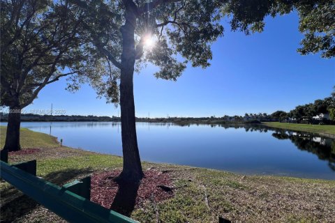Condo in Miramar, Florida, 4 bedrooms  № 1996332 - photo 2