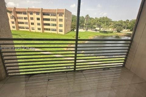 Condo in Sunrise, Florida, 2 bedrooms  № 1864494 - photo 11