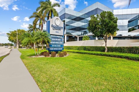 Propiedad comercial en venta en Boca Raton, Florida № 827893 - foto 1