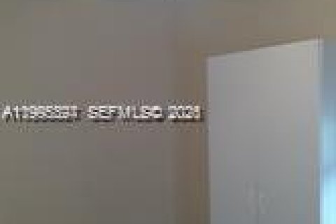 Commercial property in Hollywood, Florida 28.99 sq.m. № 2062967 - photo 9