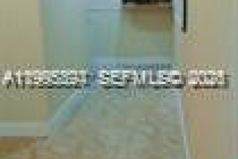 Commercial property in Hollywood, Florida 28.99 sq.m. № 2062967 - photo 5