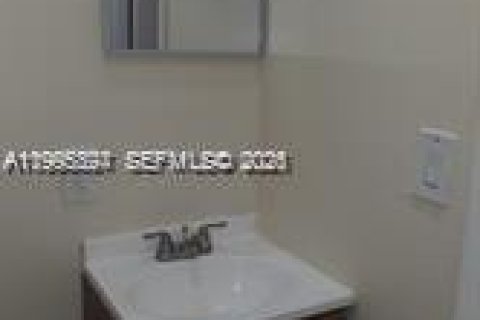 Commercial property in Hollywood, Florida 28.99 sq.m. № 2062967 - photo 8