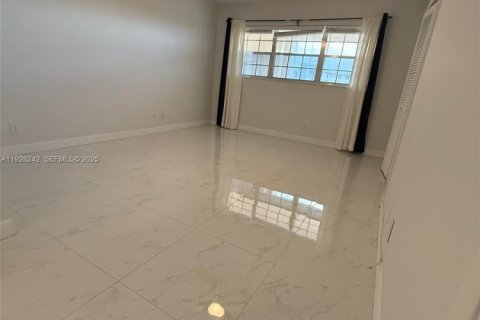 Apartamento en alquiler en Pompano Beach, Florida, 2 dormitorios, 98.85 m2 № 1991621 - foto 10