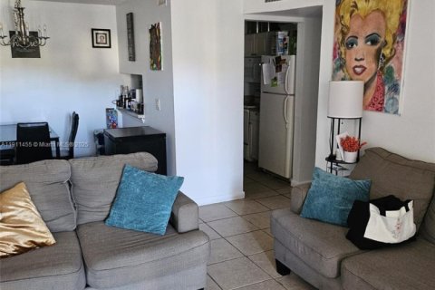 Condo in West Palm Beach, Florida, 2 bedrooms  № 1968677 - photo 1